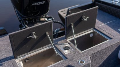 vizion boat 560 rear compartments