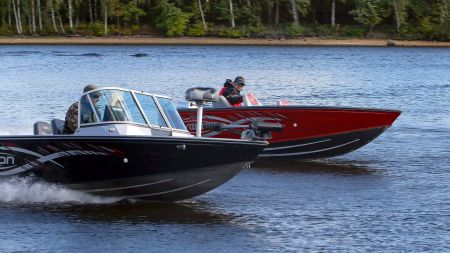 Kādu ātrumu attīsta 440CS modeļa laiva ar motoru 50 l/s
