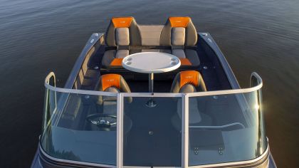 Boat VIZION 500 Seats and Table