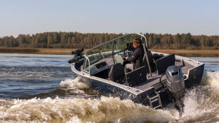 Boat VIZION 470 Blue Chrome