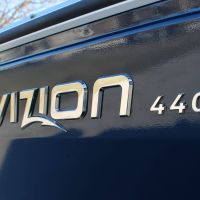 Vizion verchromtes Logo