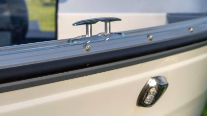 Boat VIZION 470 Retractable Cleat & Led Light