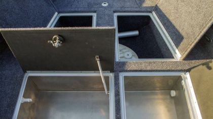 Boat VIZION 500 Front Compartments