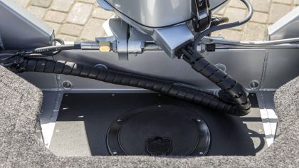 Boat VIZION 440CS Manhole & Motor