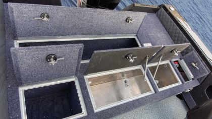 vizion boat 600 rear compartments
