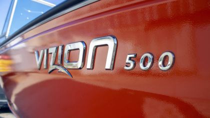 Boat VIZION 500 Chrome Logo