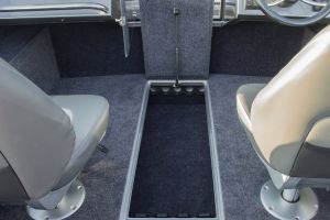 Boat VIZION 500 spinning rod compartment