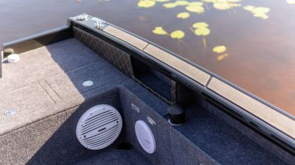 vizion boat 560 side compartments