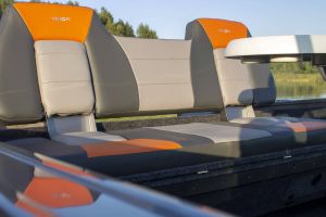 Boat VIZION 500 Seats and Table
