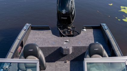 vizion boat 560 rear compartments