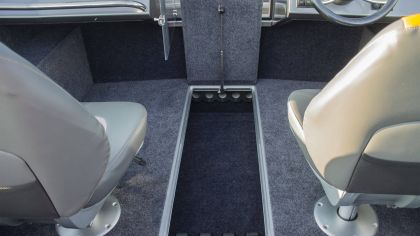 Boat VIZION 500 spinning rod compartment