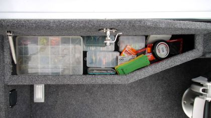 Boat VIZION 440CS Side Compartment