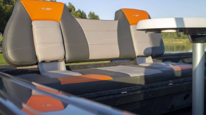 Boat VIZION 500 Seats and Table