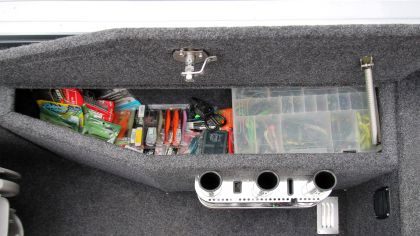 Boat VIZION 440CS Side Compartment