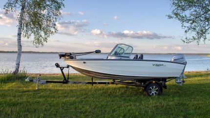 Boat VIZION 470 White Trailer