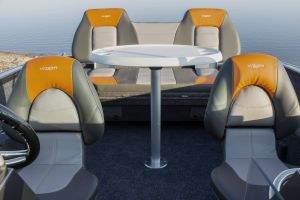 Boat VIZION 500 Seats and Table