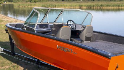 Boat VIZION 500 Rear View