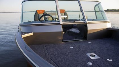 Boat VIZION 500 Front Deck View