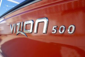 Boat VIZION 500 Chrome Logo