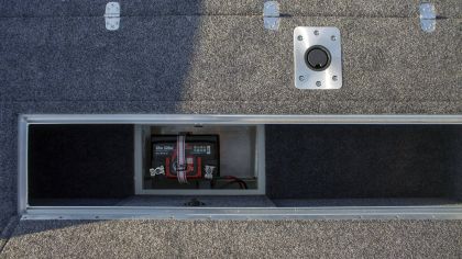 Boat VIZION 500 Compartment with Battery