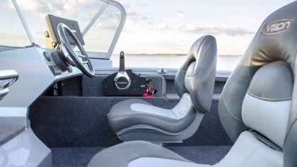 Boat VIZION 470 Front Seats & Wheeling