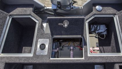 Boat VIZION 440CS Rear Compartments