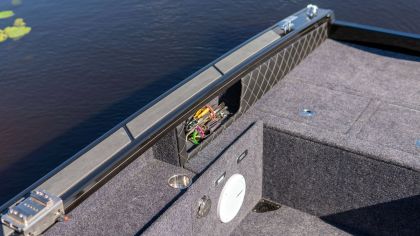 vizion boat 560 side compartments